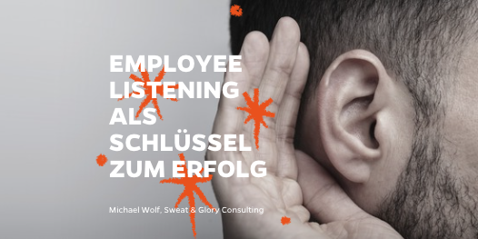 Ein Mann hält sich die Hand ans Ohr, um besser hören zu können: Employee Listening